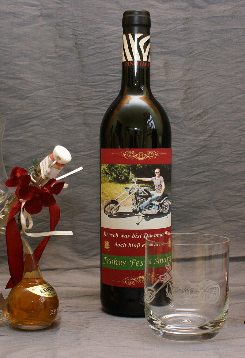 Personalisierte Etiketten auf Weinflasche und Glasgravur